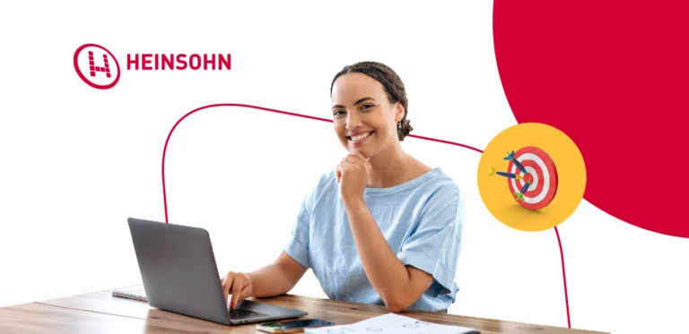 mujer con computadora sonriendo